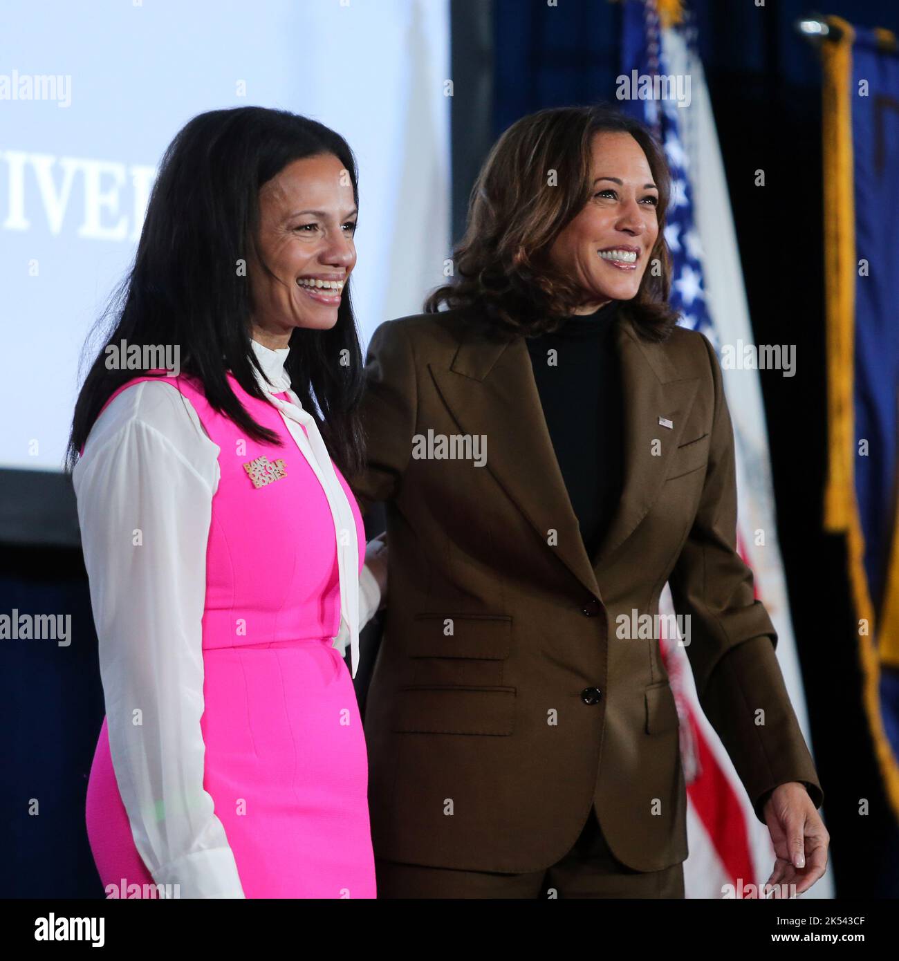 Nouvelle-Bretagne, Connecticut, États-Unis. 5th octobre 2022. Le vice-président KAMALA HARRIS (à droite) est accueilli par ALEXIS MCGILL JOHNSON, président et chef de la direction de la Planned Parenthood Federation of America, avant que Harris ne s'adresse au public de l'Université d'État du Connecticut central lors d'une conversation sur les droits en matière de reproduction. (Image de crédit : © Stan Godlewski/ZUMA Press Wire) Banque D'Images