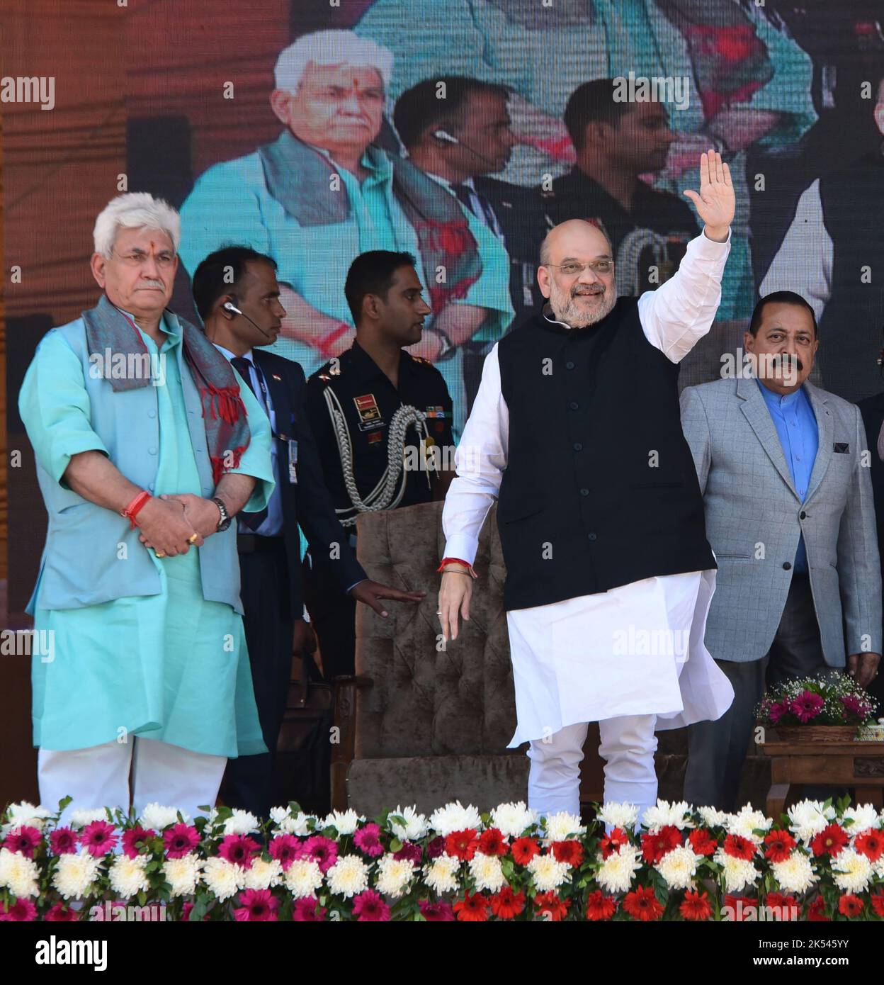 Srinagar, Inde. 05th octobre 2022. BARAMULLA, INDE - OCTOBRE 5 : la ministre de l'intérieur de l'Union Amit Shah (C ) avec le lieutenant-gouverneur de Jammu-et-Cachemire Manoj Sinha et MOS PMO Jitendra Singh lors d'un rassemblement public sur 5 octobre 2022 à Baramulla, en Inde. (Photo par Waseem Andrabi/Hindustan Times/Sipa USA) crédit: SIPA USA/Alay Live News Banque D'Images