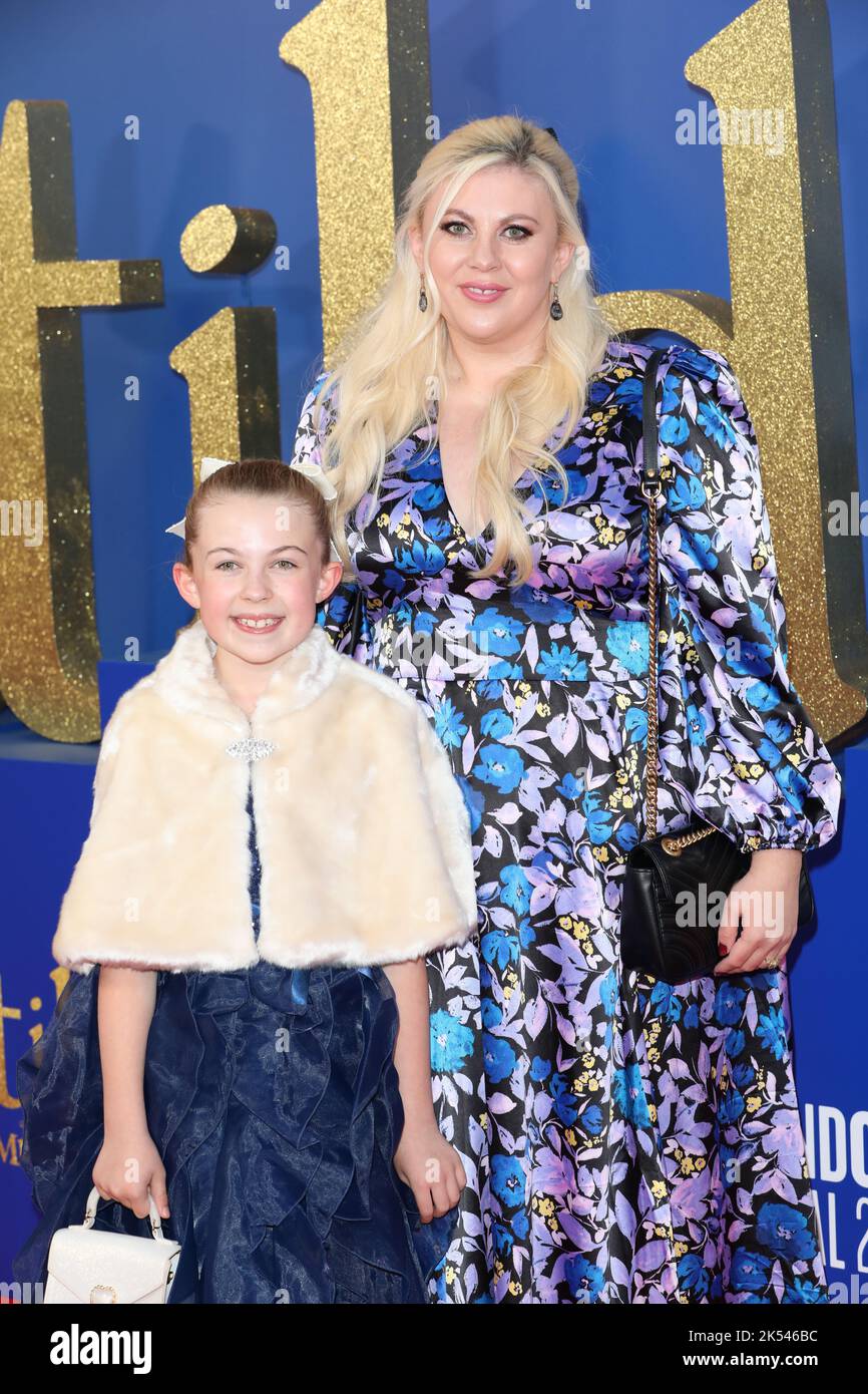 Darcy Pentland et Louise Pentland assistent à la première mondiale de Matilda the musical de Roald Dahl, sorti par Sony Pictures dans les cinémas du Royaume-Uni et Banque D'Images