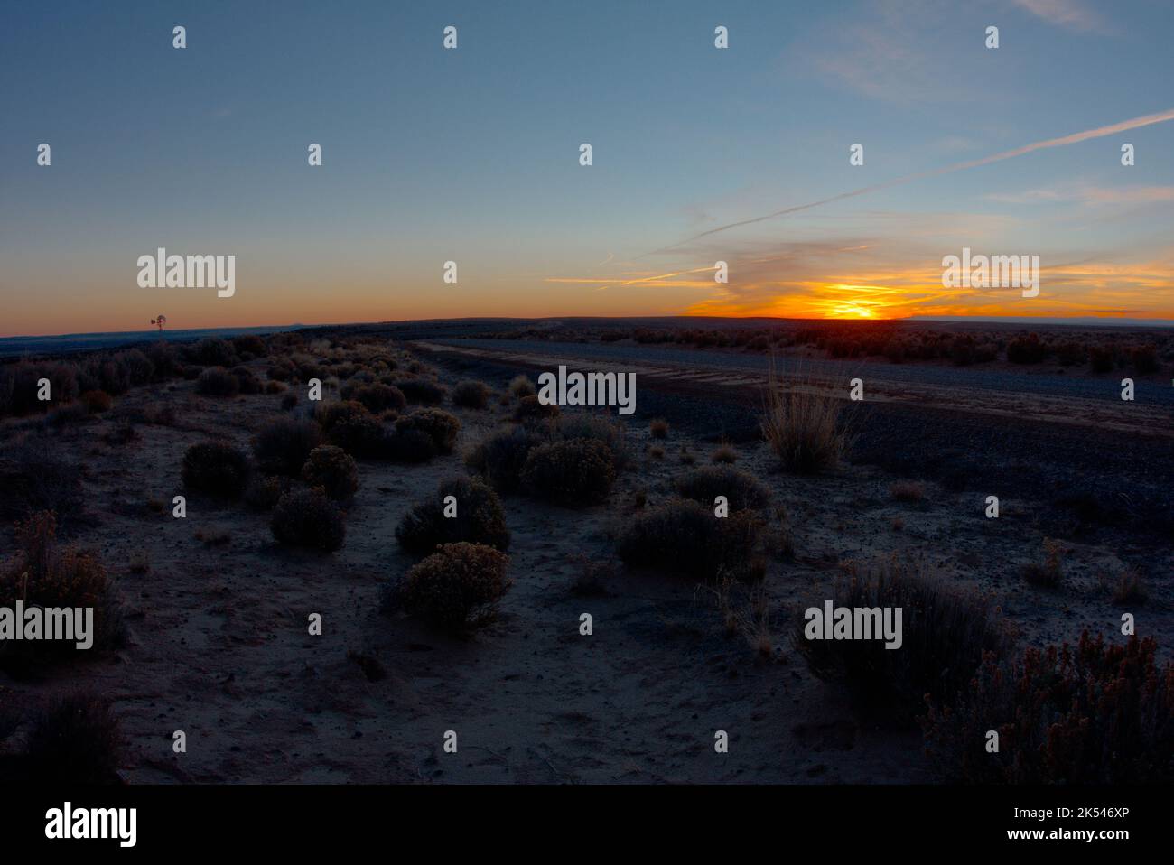 Coucher de soleil près de Nageezi, Nouveau-Mexique - la fin d'un voyage sur une longue route, non pavée et mal entretenue a donné une image agréable du désert au crépuscule. Banque D'Images