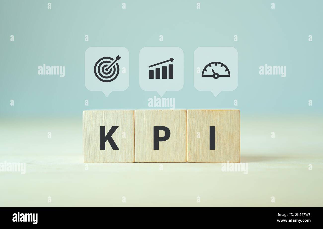 Concept de bannière KPI. Indicateur de performance clé utilisant des mesures de veille stratégique pour mesurer la réalisation par rapport à l'objectif prévu. Cubes en bois avec « KP Banque D'Images