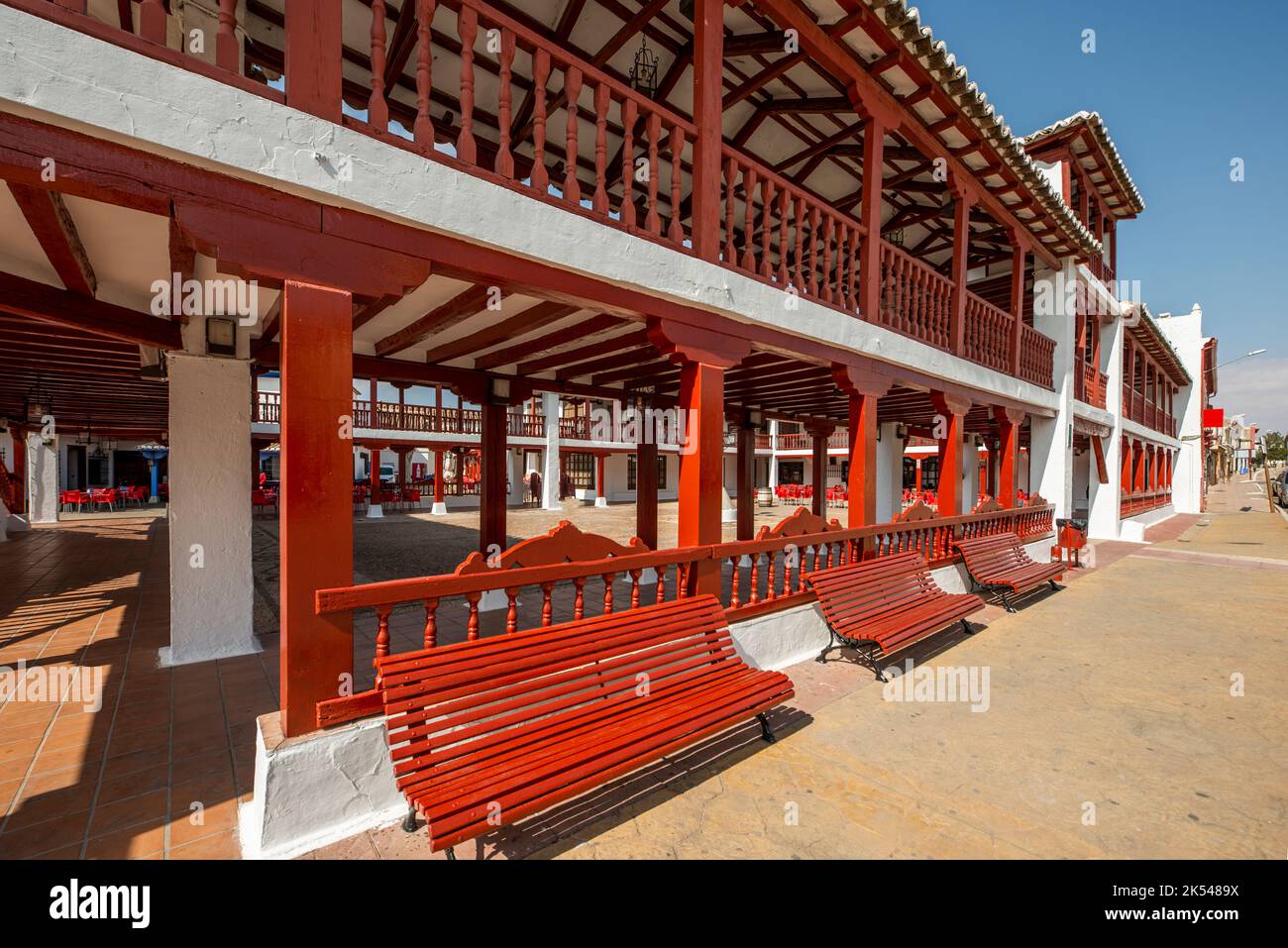 Structure en bois peinte en briques rouges et blanchies à la chaux sur la Plaza de Consuegra. Banque D'Images