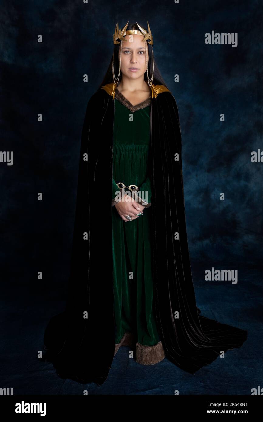 Femme médiévale ou fantasy portant une robe en velours vert et un manteau brun foncé Banque D'Images