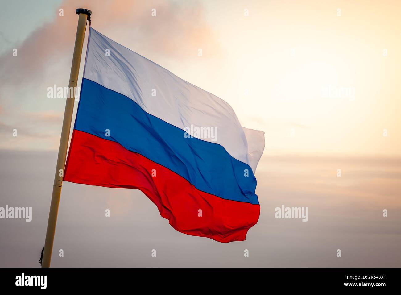 Drapeau de la Russie agitant dans le vent au coucher du soleil d'or, Moscou, Russie Banque D'Images