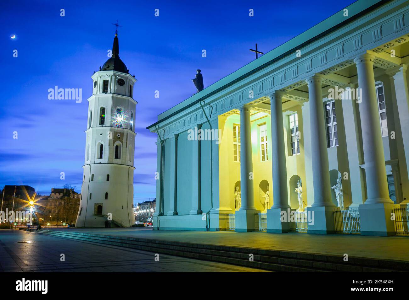 Place de la cathédrale dans le centre de la vieille ville de Vilnius illuminée le soir, Lituanie Banque D'Images
