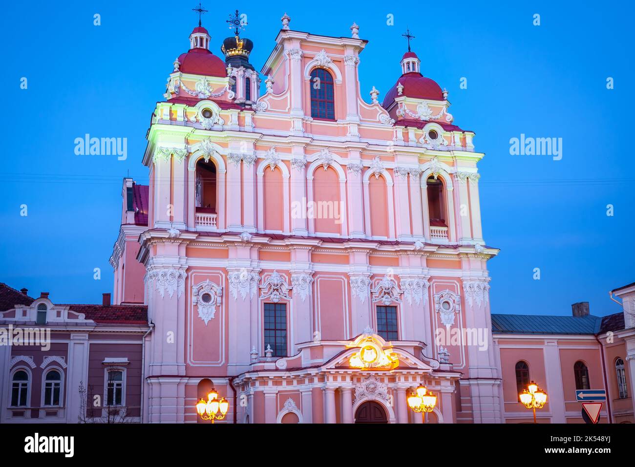 Cathédrale baroque dans la vieille ville centrale de Vilnius illuminée le soir, Lituanie Banque D'Images