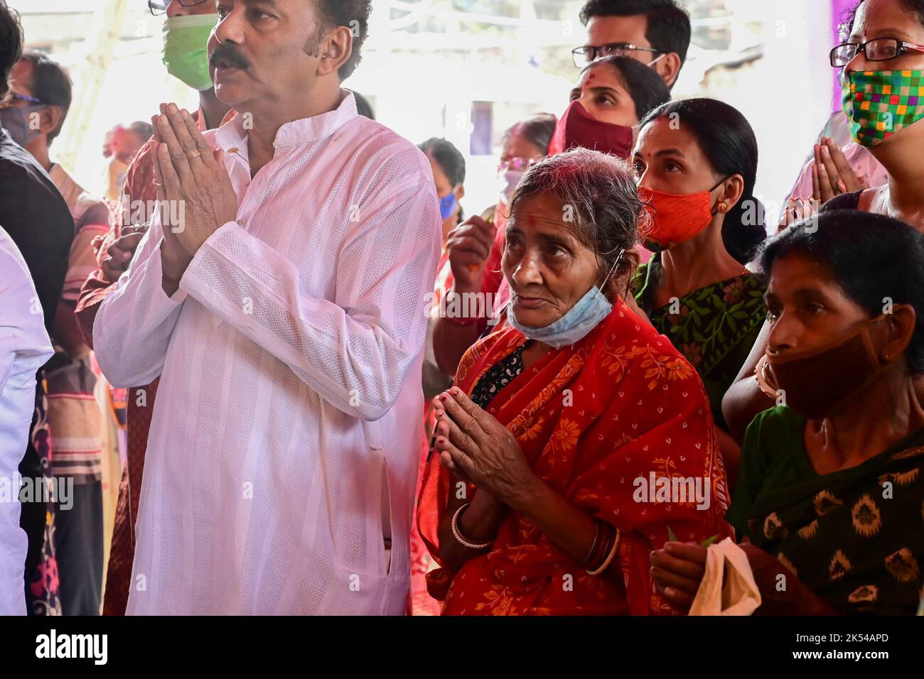 Howrah, Bengale-Occidental, Inde - 14th octobre 2021 : Dévotés hindous offrant pudpanjali à la Déesse Durga, rituel pour adorer la Déesse avec des fleurs. Banque D'Images