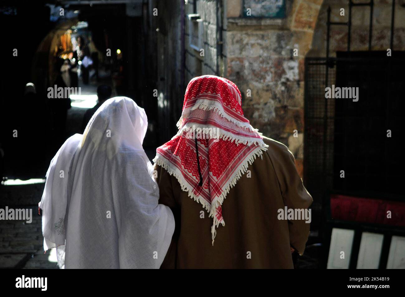 Un couple palestinien marchant dans le quartier musulman de la vieille ville de Jérusalem. Banque D'Images