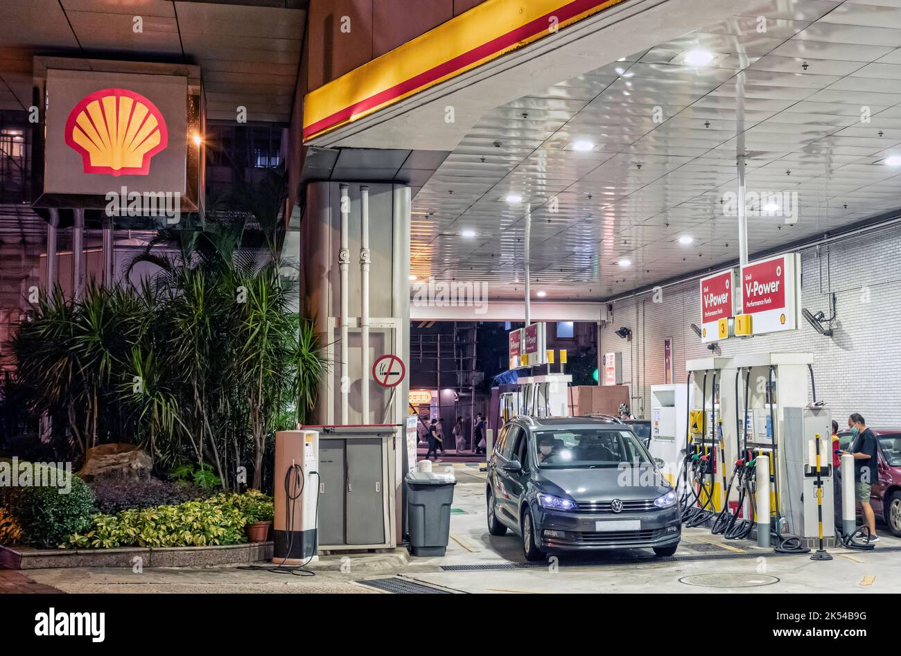 Gas station night shell Banque de photographies et d’images à haute