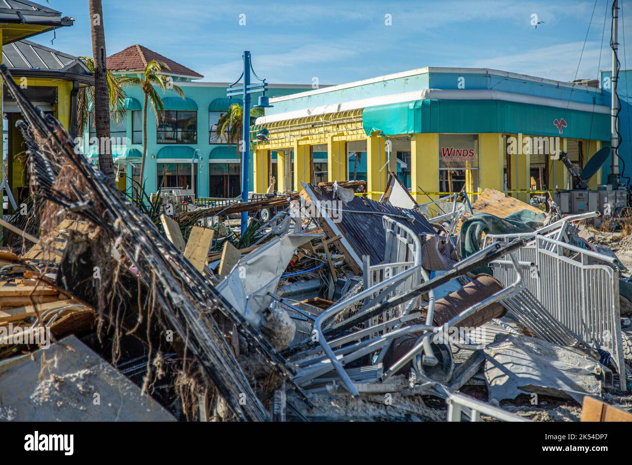 Des débris emmêlés demeurent à la suite de l'ouragan Ian sur la plage de fort Myers, dans le sud-ouest de la Floride, à 3 octobre 2022, cinq jours après l'attaque de la tempête de catégorie 4. (ÉTATS-UNIS) Banque D'Images