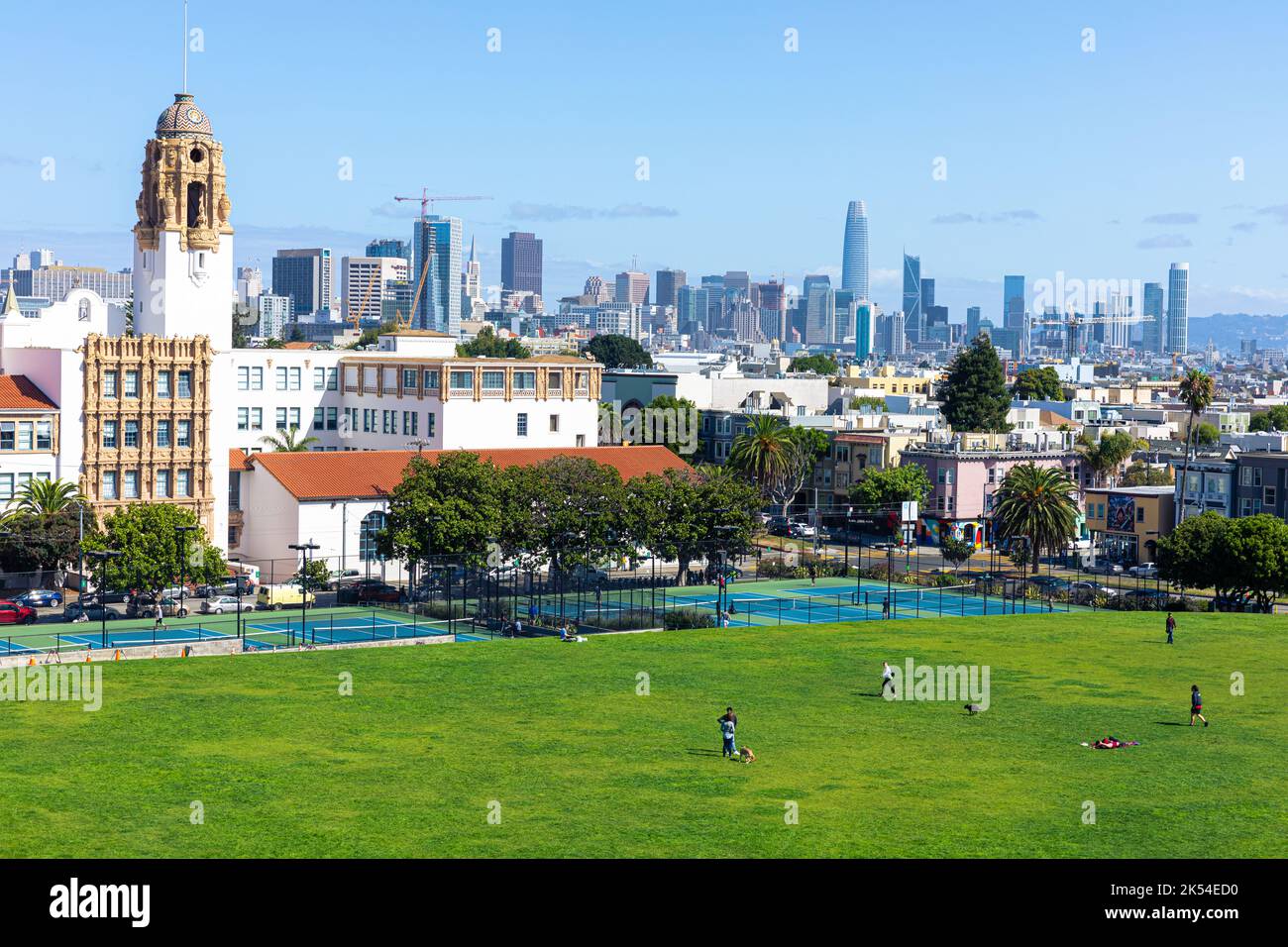 San Francisco, Californie, États-Unis - 29 septembre 2019 : détendez-vous et profitez d'activités de plein air à des jeux de verdure sur la pente de Mission Dolores pa Banque D'Images