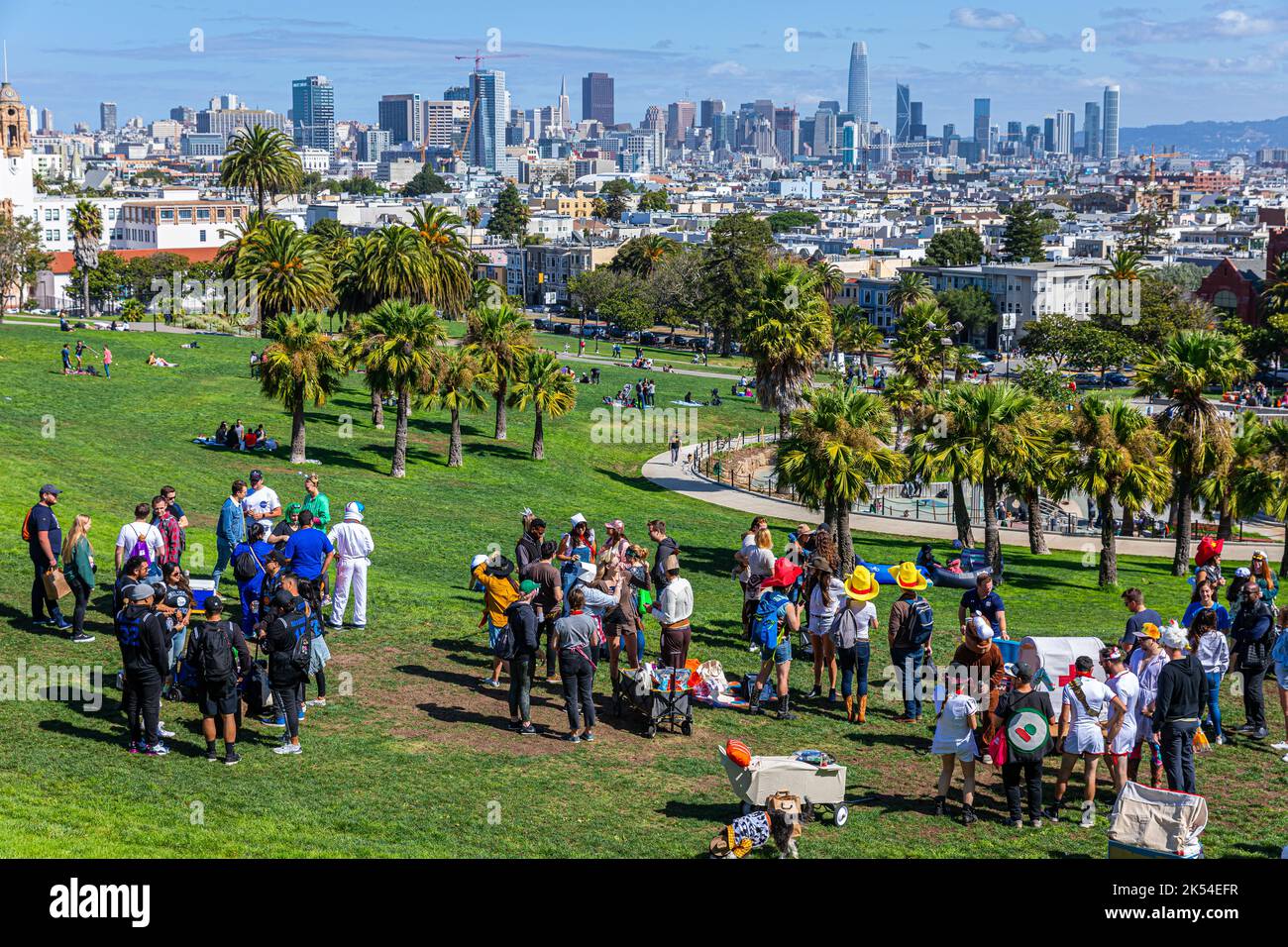 San Francisco, Californie, États-Unis - 29 septembre 2019 : détendez-vous et profitez d'activités de plein air à des jeux de verdure sur la pente de Mission Dolores pa Banque D'Images