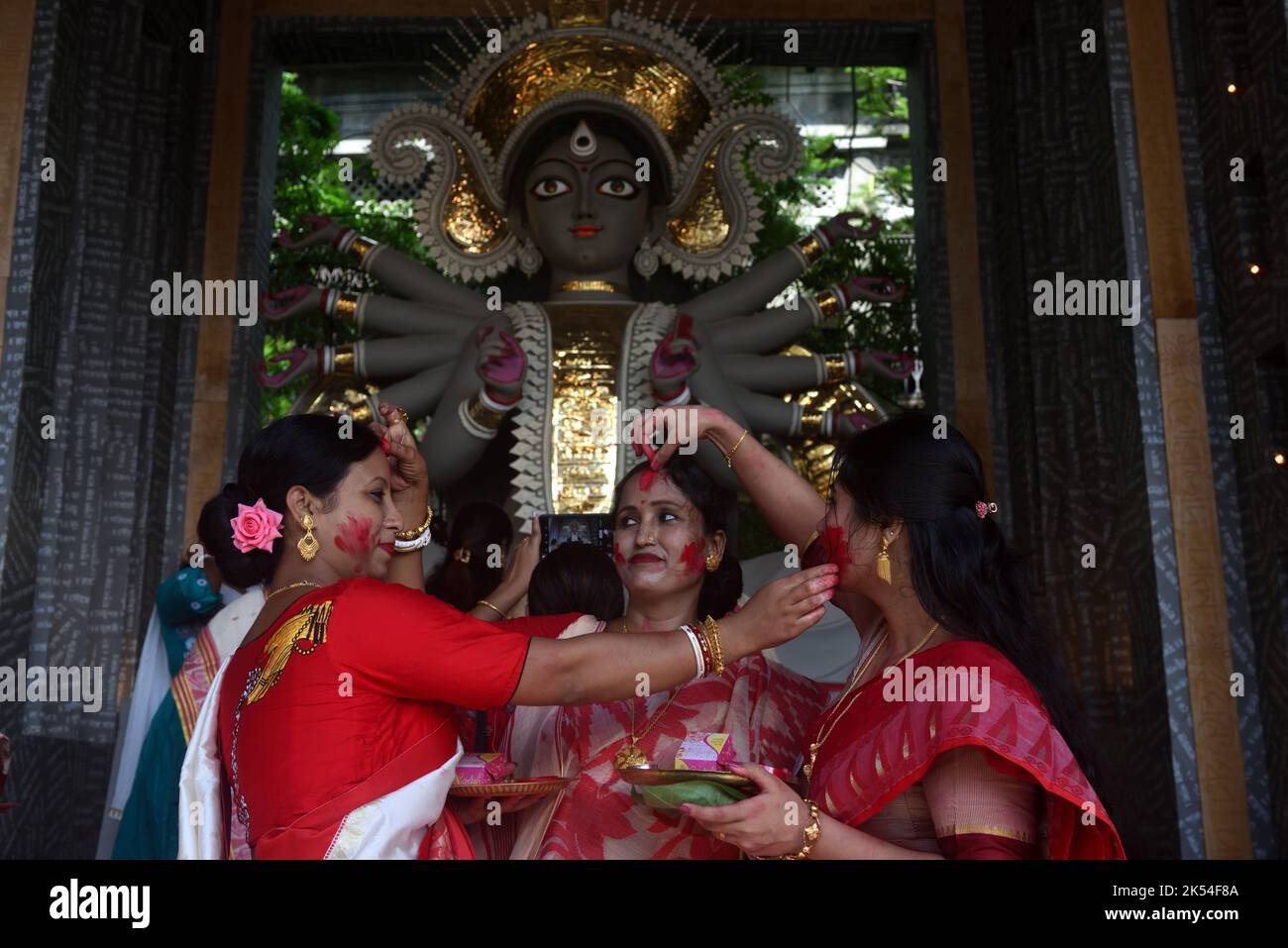 Non exclusif: 5 octobre 2022, Kolkata, Inde: Dashami le dernier jour de Durga Puja, avant que les idoles soient sorties pour l'immersion, les femmes mariées perfor Banque D'Images