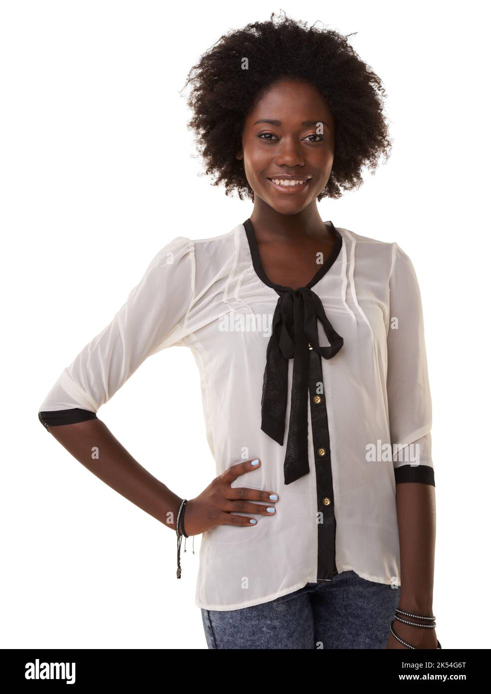 La positivité et un grand sourire vous permettront d'aller loin. Jeune femme afro-américaine debout avec sa main sur la hanche. Banque D'Images