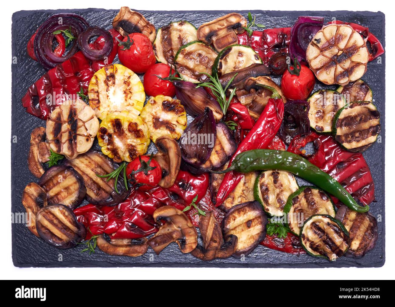 Légumes grillés mélanger sur un plateau de service en pierre - courgettes aubergines oignons champignons de maïs tomate Banque D'Images