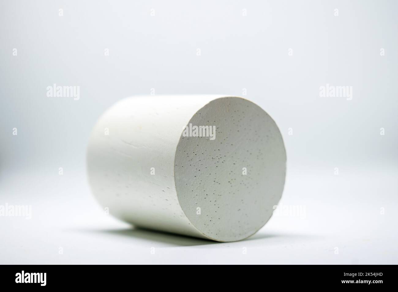 Cercle géométrique en bois posé sur fond blanc. Banque D'Images