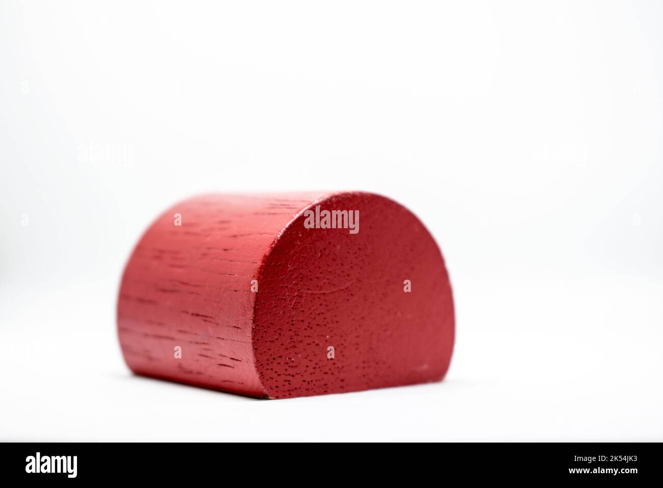 Géométrie demi-cercle en bois posé sur un fond blanc. Banque D'Images
