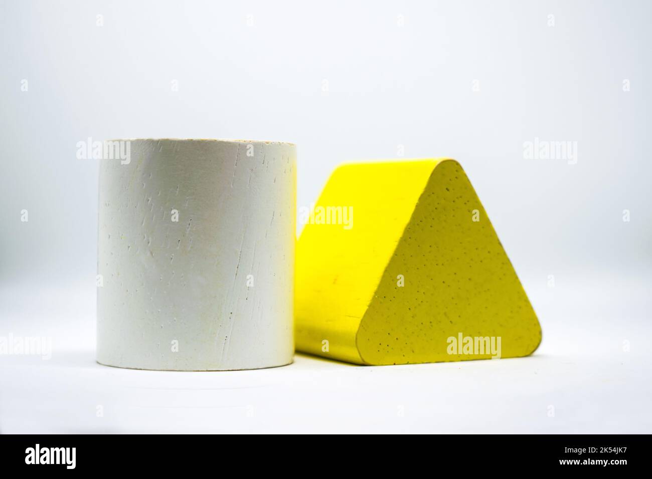 Géométrie de cercle et de triagle en bois posé sur fond blanc. Banque D'Images