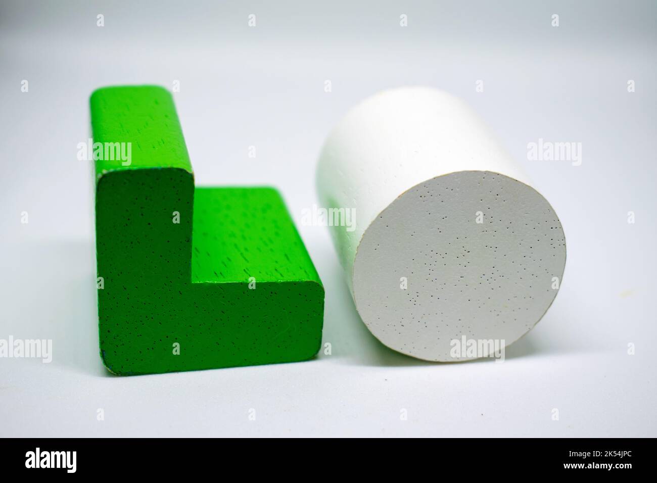Cercle et géométrie L en bois posé sur fond blanc. Banque D'Images