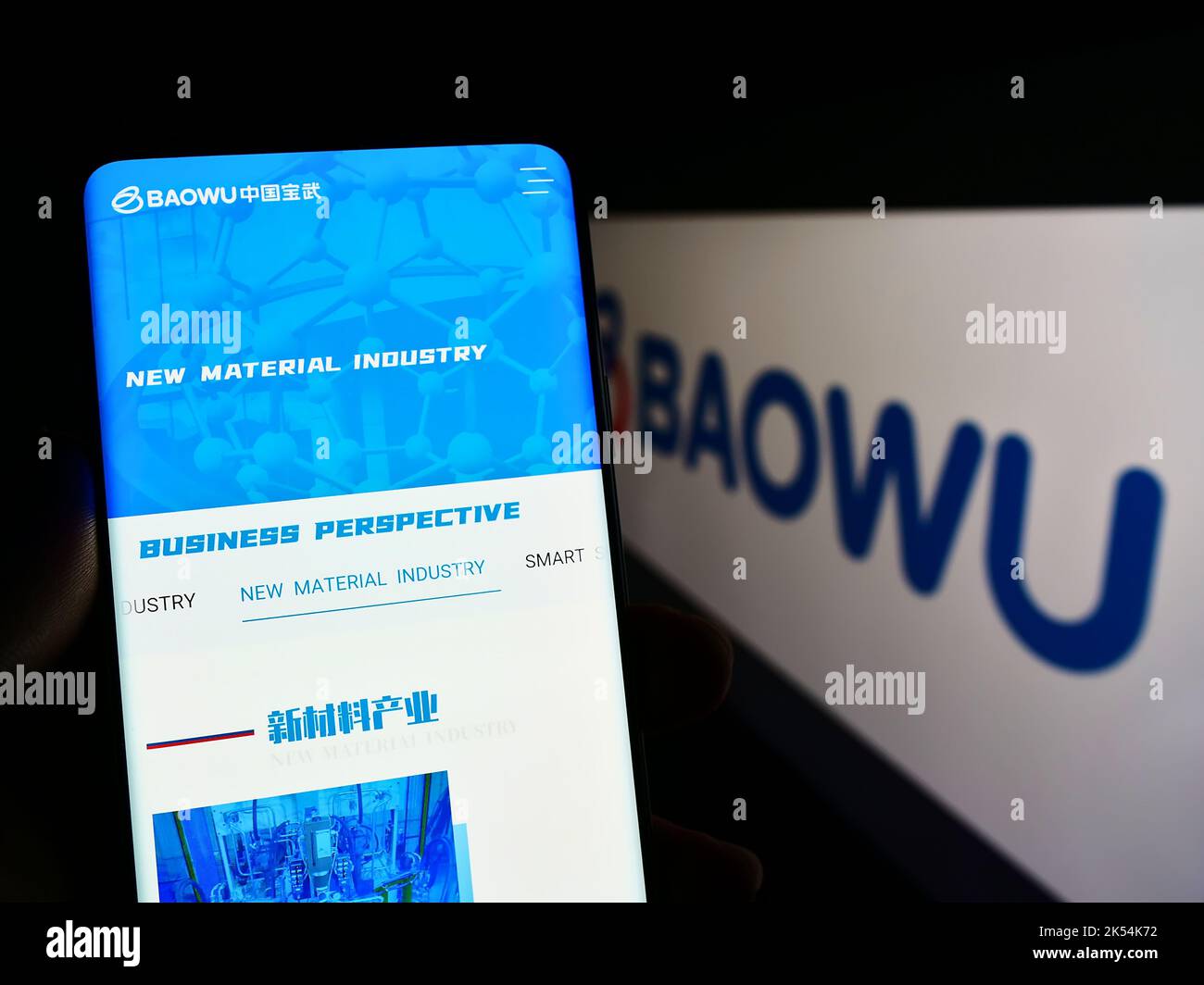 Personne tenant un téléphone portable avec la page web de la société China Baowu Steel Group Corp. Ltd. À l'écran devant le logo. Concentrez-vous sur le centre de l'écran du téléphone. Banque D'Images