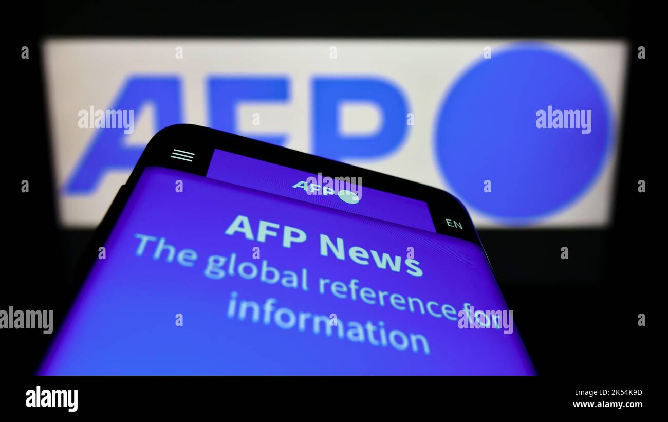 Téléphone mobile avec le site de l'agence de presse Agence France-presse (AFP) à l'écran devant le logo de l'entreprise. Faites la mise au point dans le coin supérieur gauche de l'écran du téléphone. Banque D'Images