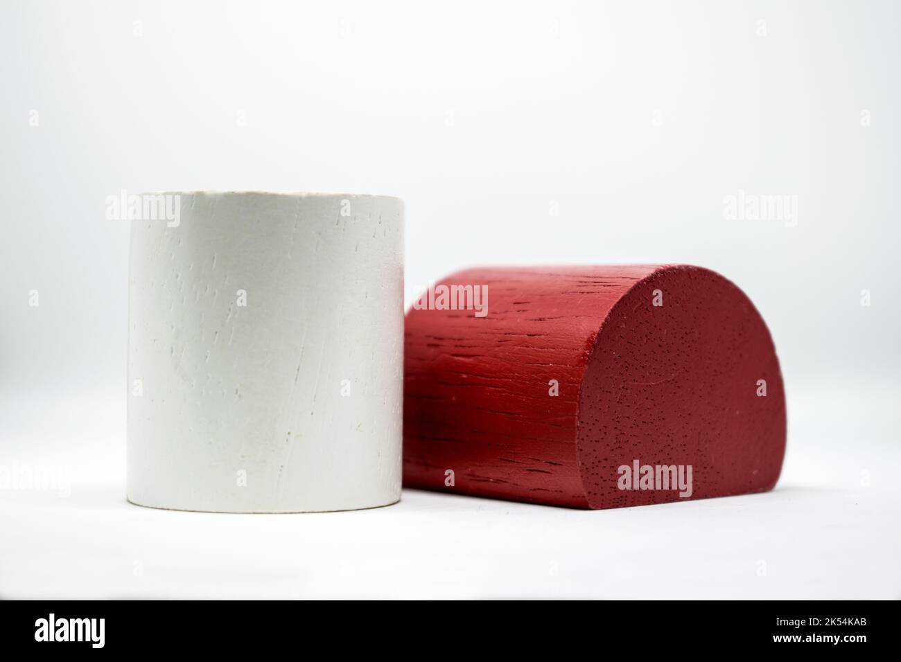 Demi-cercle et géométrie de cercle en bois posé sur un fond blanc. Banque D'Images