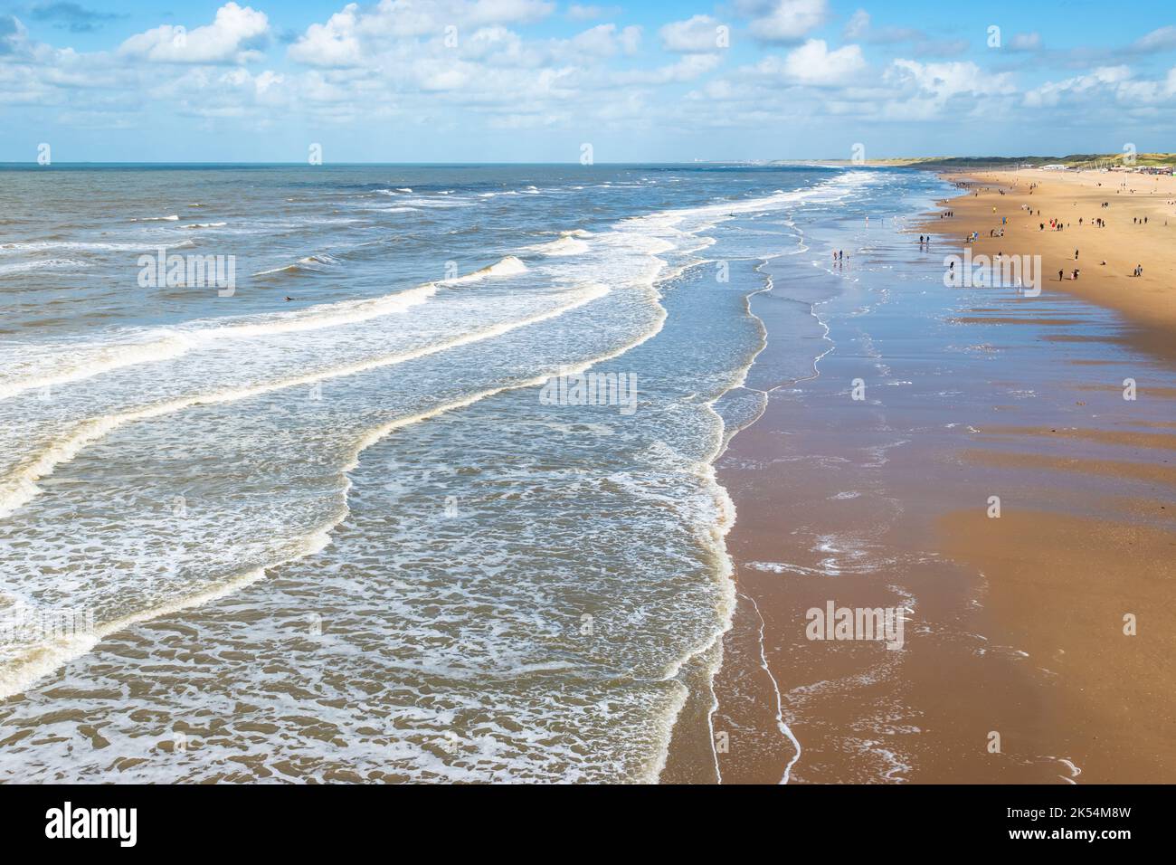 Plage avec vagues, côte de Scheveningen, Mer du Nord, pays-Bas. Banque D'Images