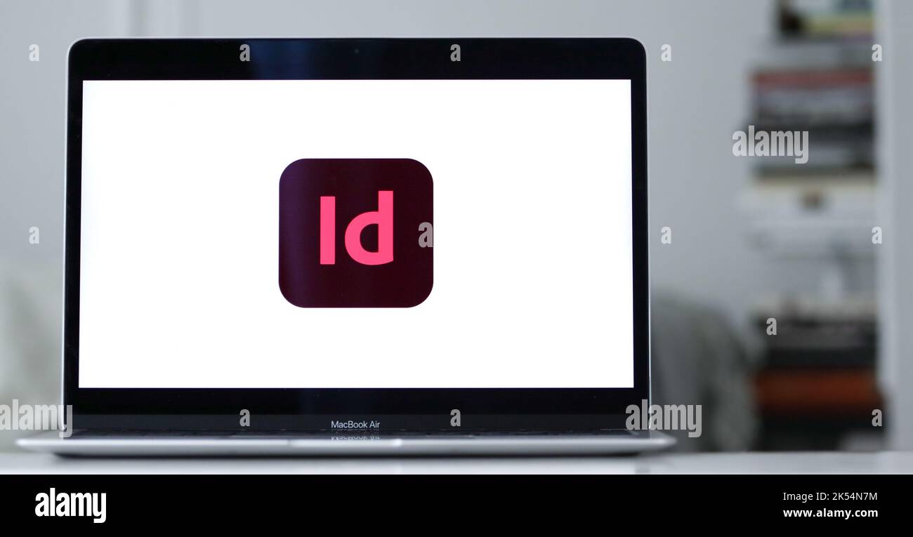 Gros plan du logo d'Adobe InDesign sur l'écran de l'ordinateur portable Banque D'Images