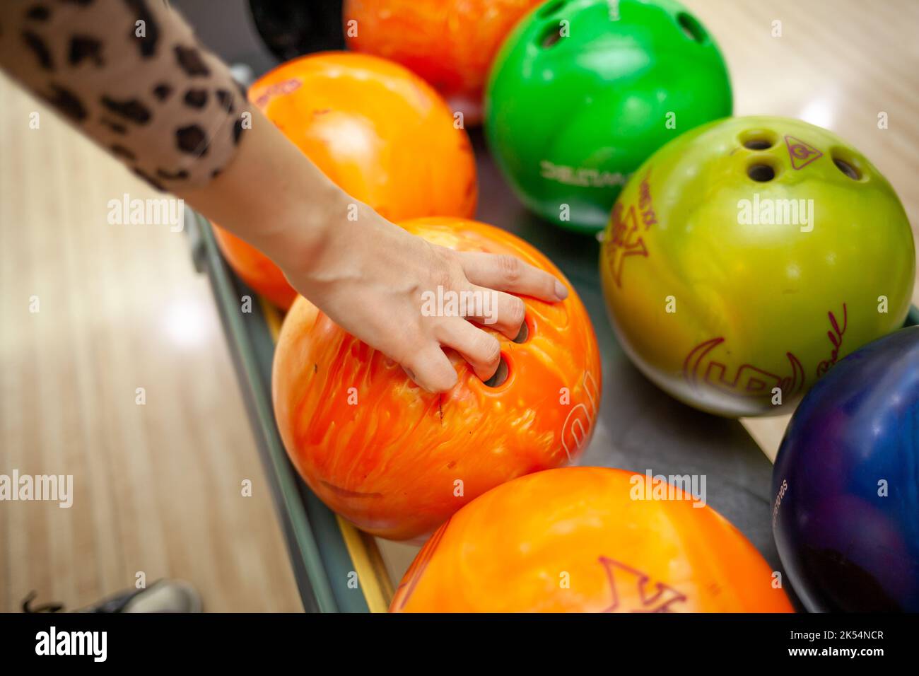 Épingle à Chapeau Vintage En Forme De Boule De Bowling Et Quilles - Laiton, Occasion