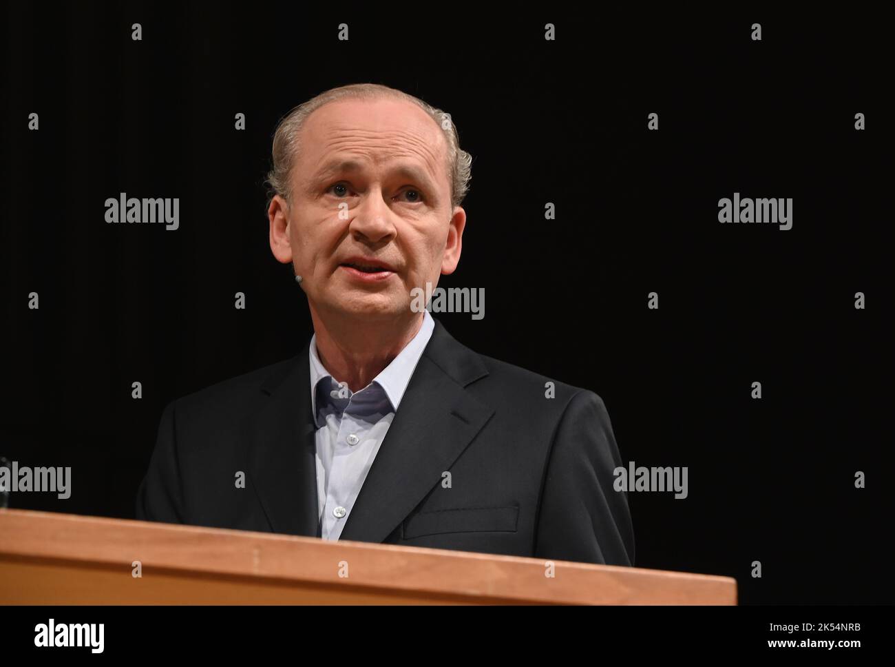 Cologne, Allemagne. 05th octobre 2022. L'avocat et écrivain Ferdinand von Schirach parle à l'occasion du festival international de littérature de Cologne, le crédit: Horst Galuschka/dpa/Alamy Live News Banque D'Images