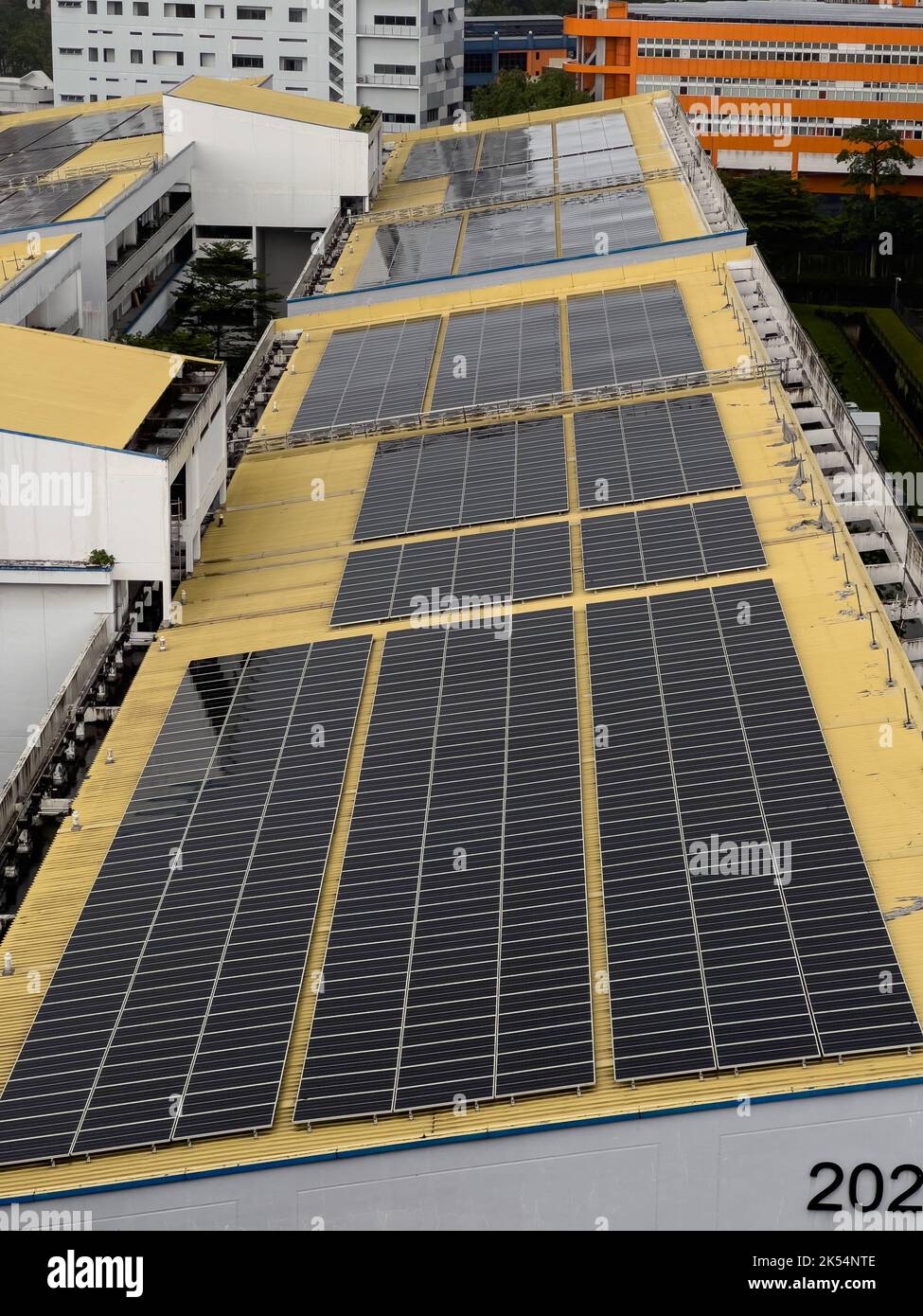 Les panneaux photovoltaïques fonctionnent toujours même lorsque la lumière est réfléchie ou partiellement bloquée par les nuages ou les jours de pluie. Singapour. Banque D'Images