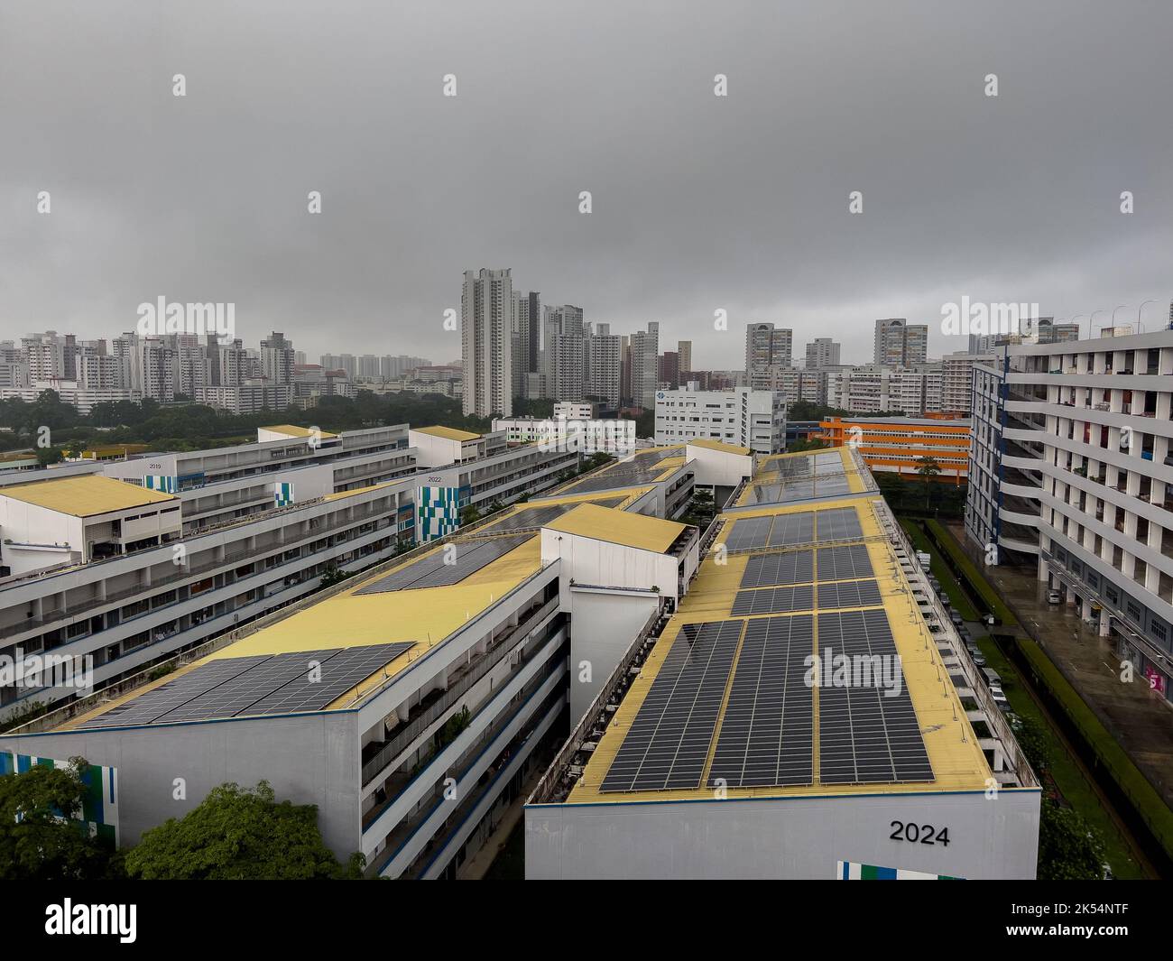 Les panneaux solaires fonctionnent toujours même lorsque la lumière est réfléchie ou partiellement bloquée par des nuages lors d'une saison aussi trouble ou d'orage. Singapour. Banque D'Images