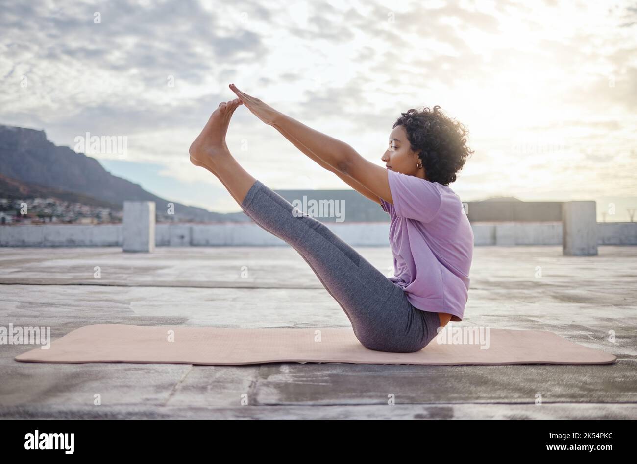 La femme fait de l'étirement de yoga, de la respiration de méditation et de l'exercice de forme physique sur le sol à l'extérieur pour le bien-être sain de corps. Exercices Zen pour spirituel Banque D'Images