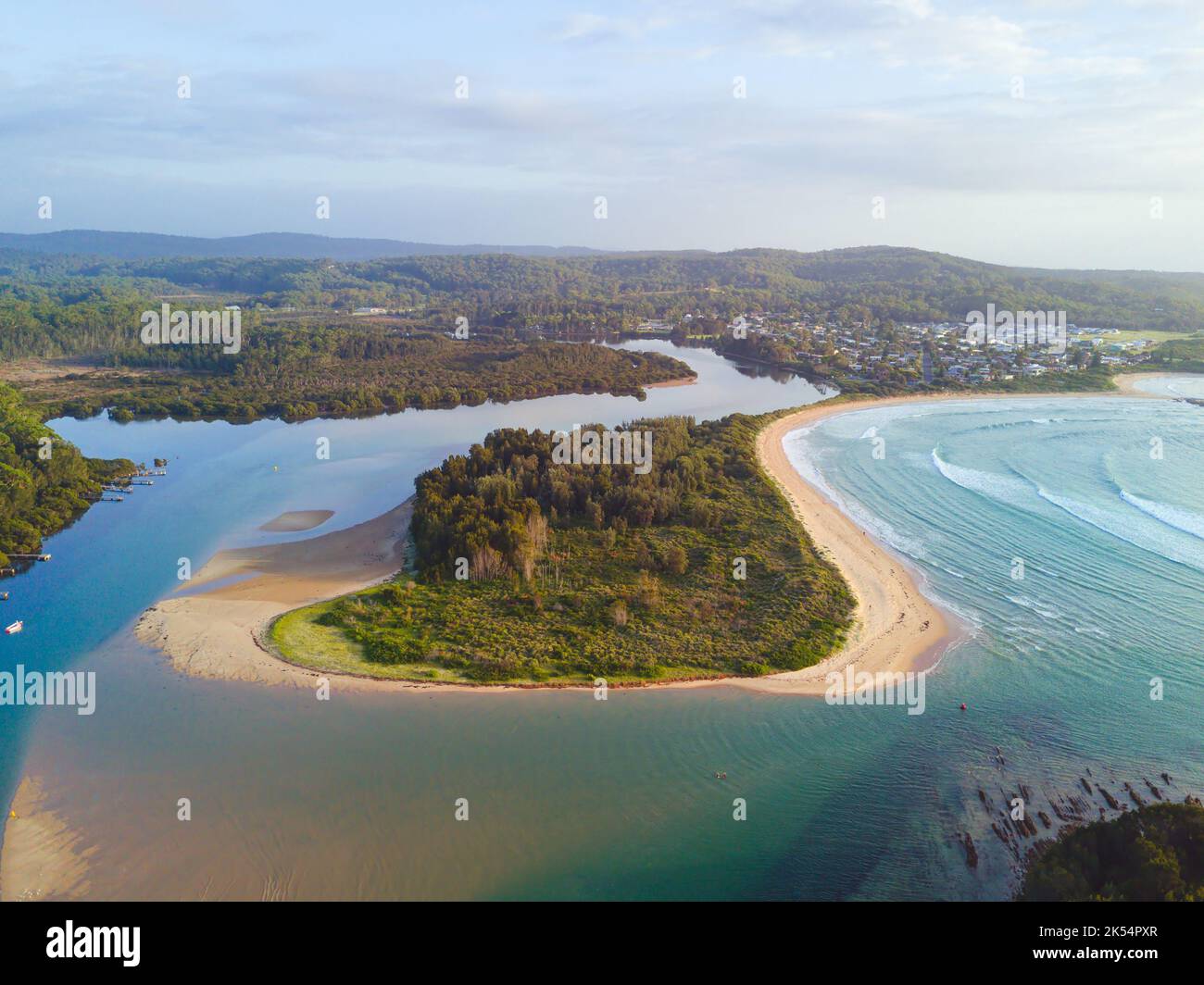 La rivière Tomago serpente et rencontre la mer. Australie Banque D'Images