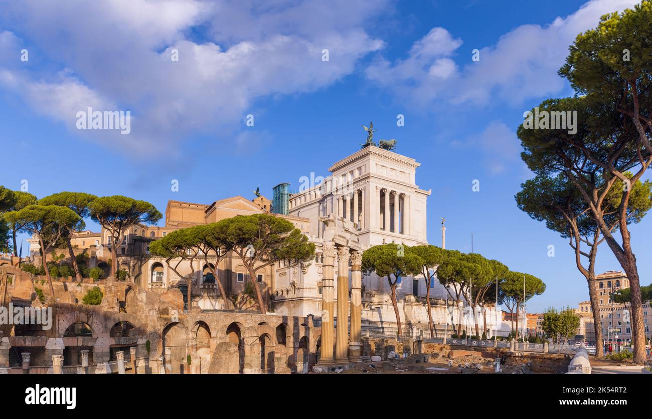 Vue urbaine du Forum romain et de l'Altare della Patria dans le centre historique de la Rome antique. Banque D'Images