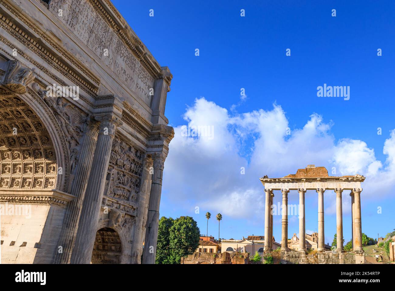 Les forums impériaux à Rome, Italie. Vue de l'arche triomphale de Septimius Severus à côté et en arrière-plan le Temple de Saturne. Banque D'Images
