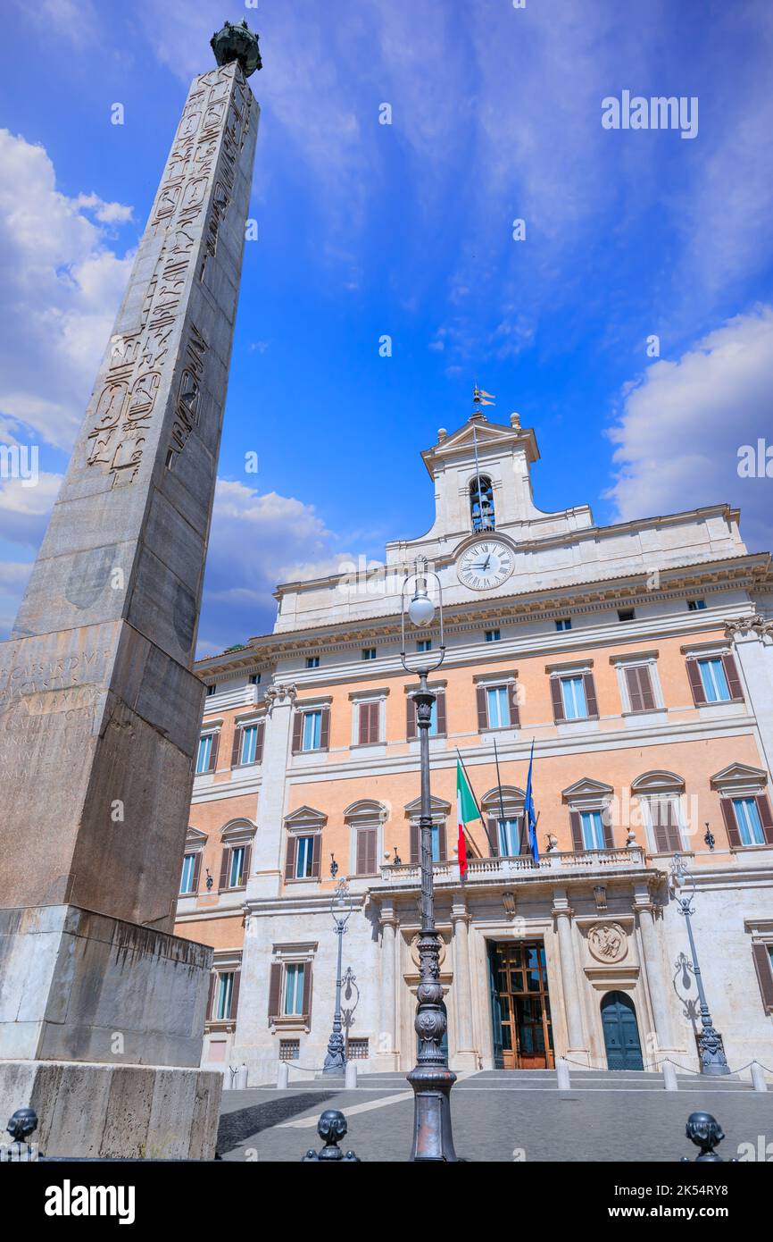 Façade du Palais Montecitorio (Palazzo Montecitorio) à Rome : c'est le siège de la Chambre des députés, l'une des deux chambres du Parlement italien. Banque D'Images