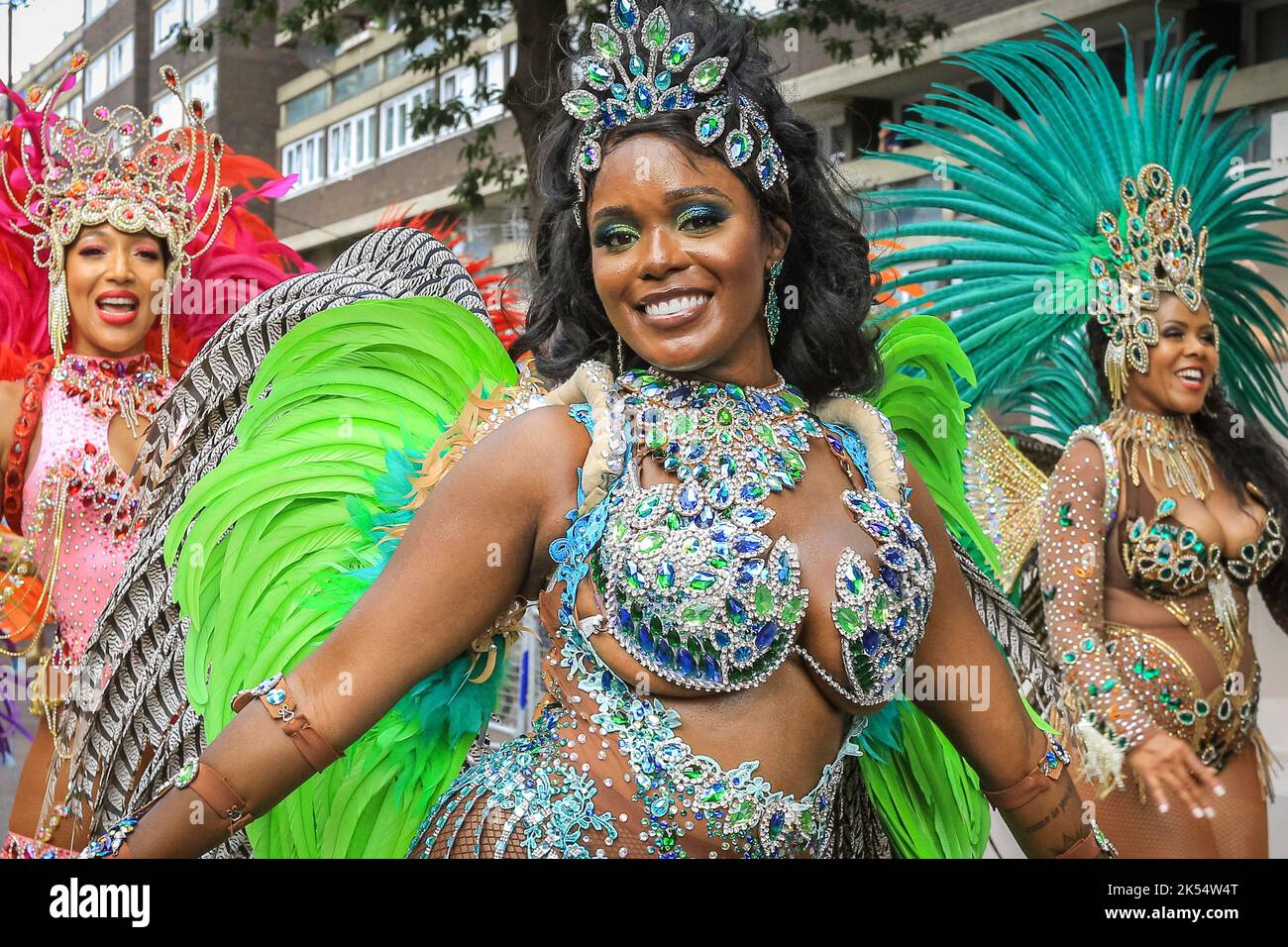 Danseuse de samba sourit en costume étincelant, Notting Hill Carnival, Londres, Royaume-Uni Banque D'Images