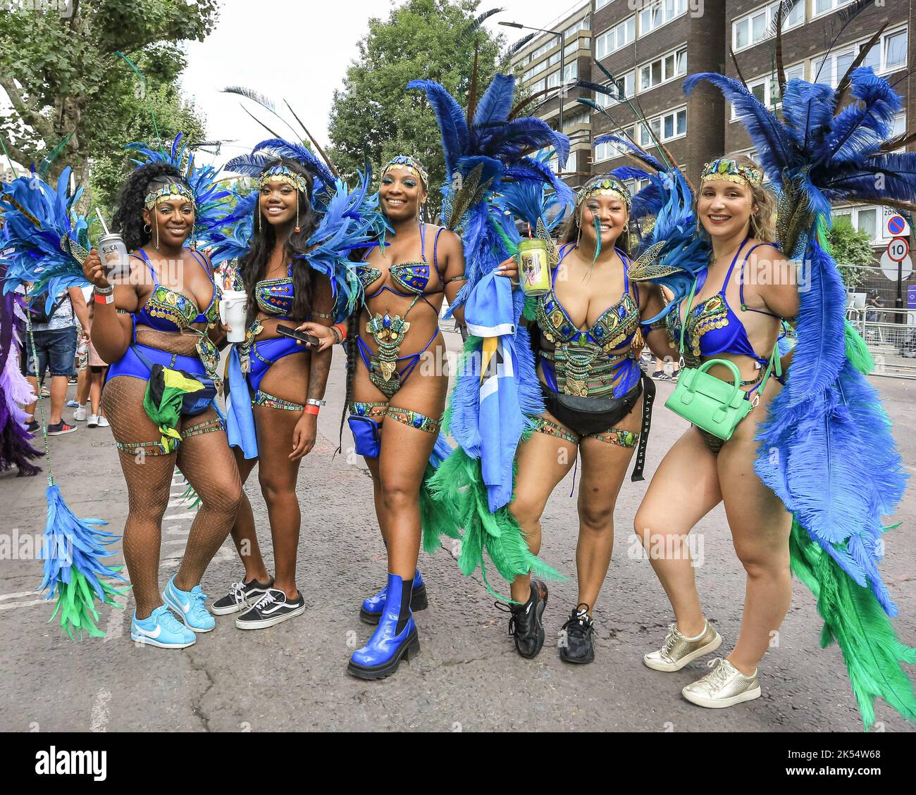 Groupe de danseuses de samba se posent au Notting Hill Carnival, Londres, Angleterre, Royaume-Uni Banque D'Images