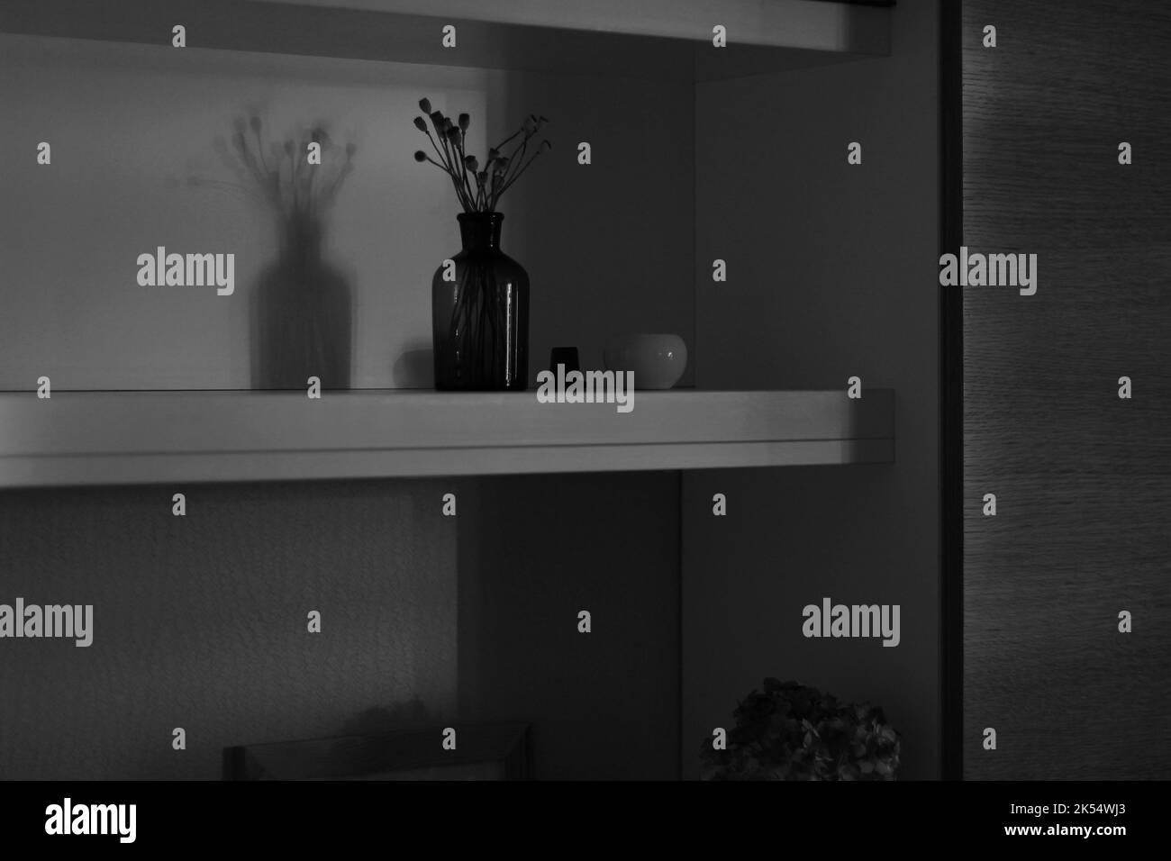 Décoration intérieure. Étagère avec objets de décoration, vase avec fleurs sèches, bol en céramique, espace vide. Studio de conception. Banque D'Images