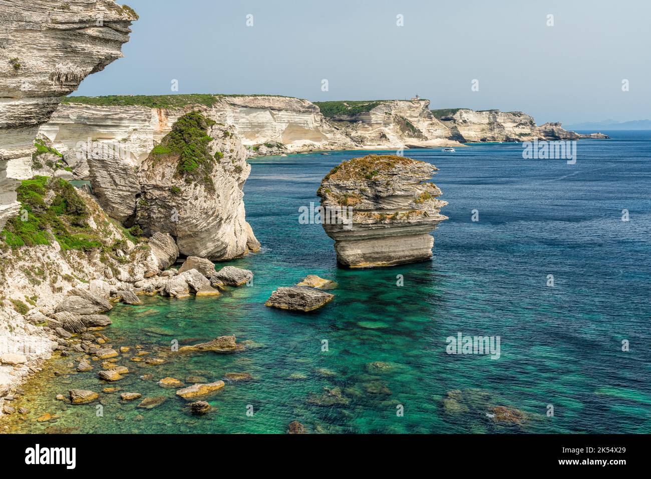 Les belles falaises de Bonifacio, par une belle journée d'été. Sud de la Corse, France. Banque D'Images