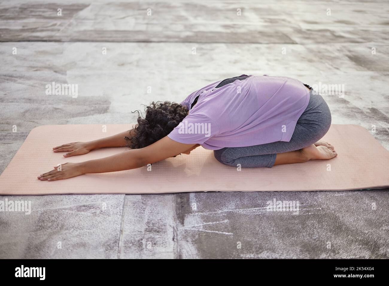Entraînement de yoga zen, étirement du corps avec exercice de plancher de bien-être sur le tapis et femme indienne spirituelle dans la pose des enfants. Santé mentale pleine de conscience, se détendre Banque D'Images