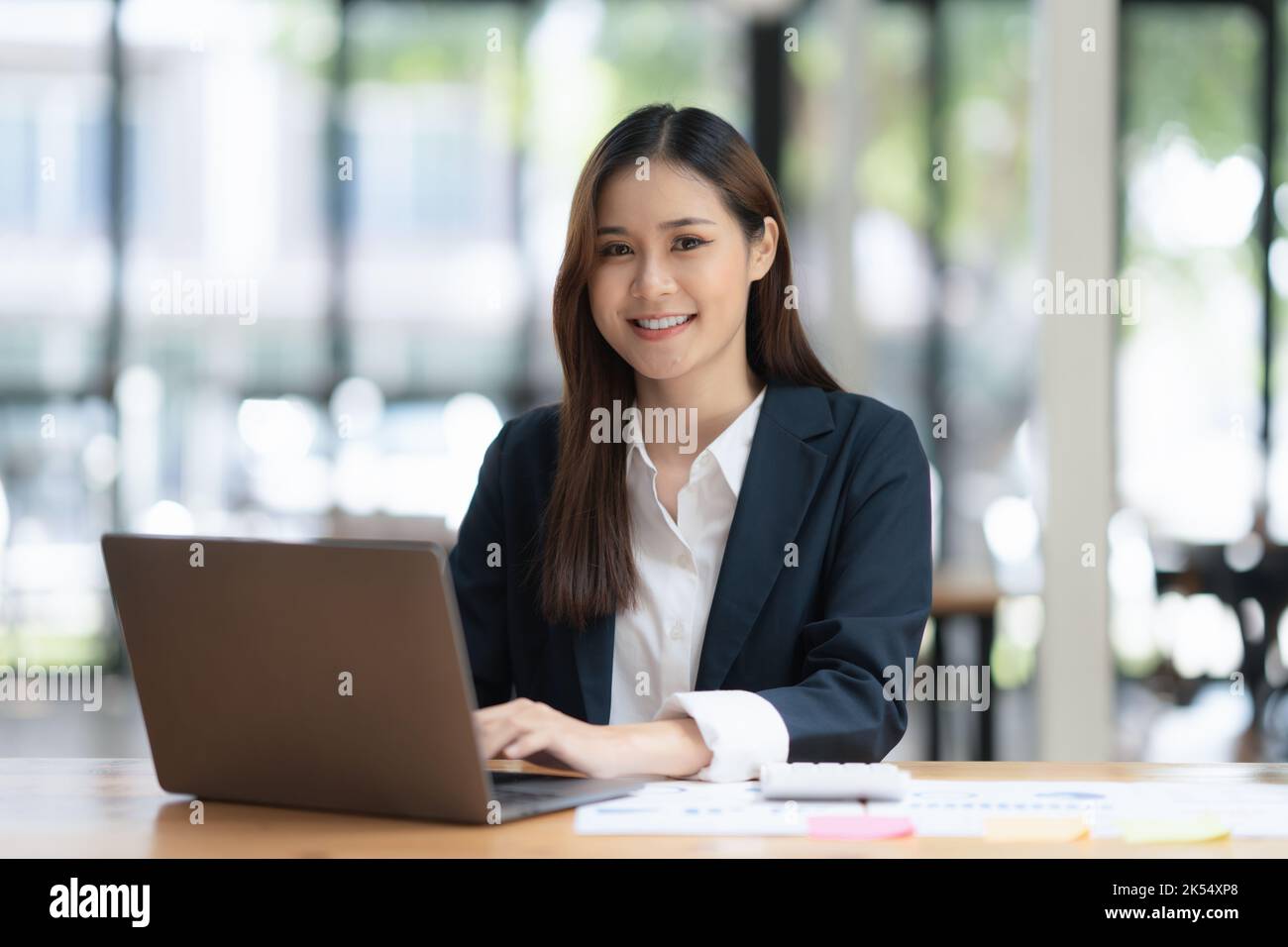 Belle femme d'affaires asiatique travaillant sur un ordinateur portable au bureau. Concept de finance d'entreprise Banque D'Images
