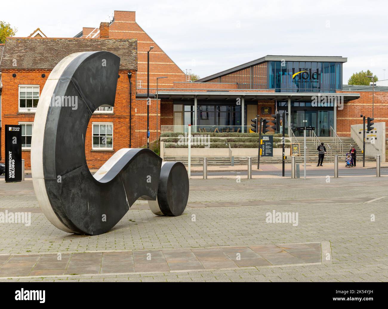 Sculpture de marque d'interrogation par Langlands et Bell, le bâtiment d'archives de Hold, Ipswich, Suffolk, Angleterre, Royaume-Uni Banque D'Images