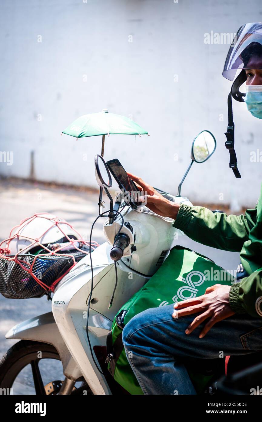 Un transporteur de vélo de Grab arrive pour ramasser un colis à Bangkok Thaïlande. Banque D'Images