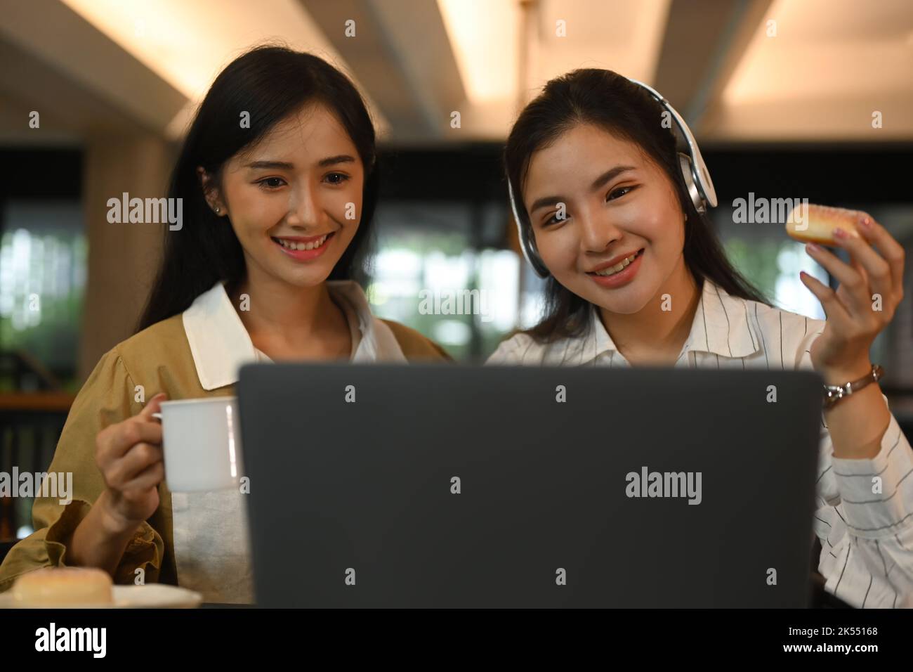 Deux femmes asiatiques se préparant aux examens, apprenant ensemble dans la bibliothèque de l'université. Concept de l'éducation, des personnes et de la technologie Banque D'Images