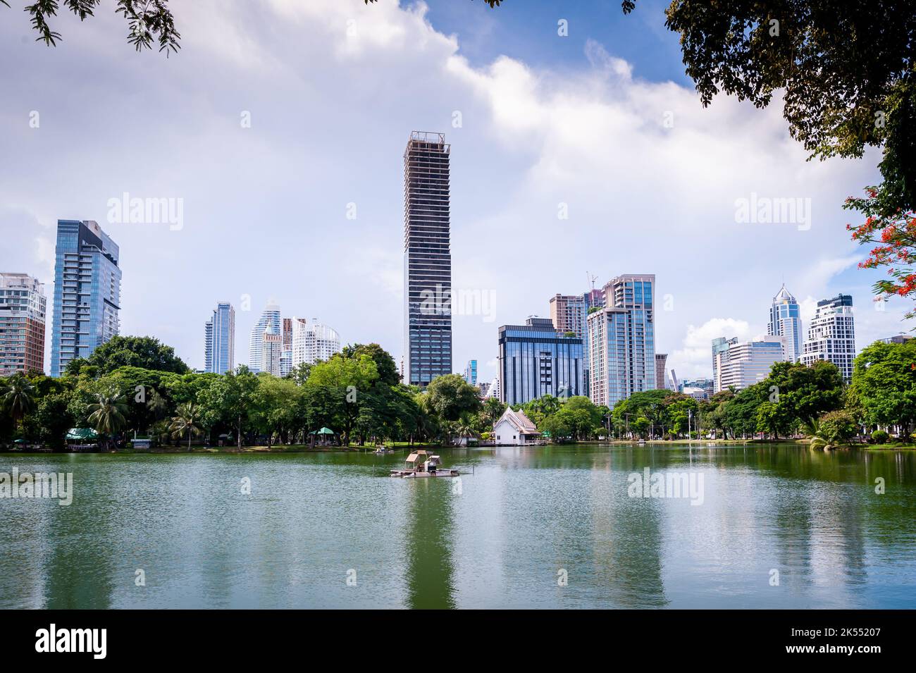 Vue sur la route, les chemins et le grand lac du parc Lumphini, Bangkok, Thaïlande. Banque D'Images