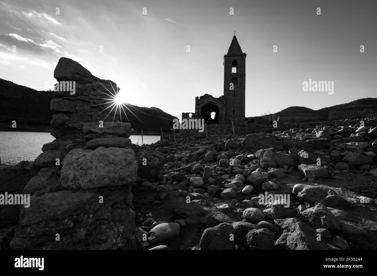 Coucher de soleil sur l'ancien village et l'église de Sant Romà de Sau, sous l'eau aujourd'hui la plupart de l'année en raison de la construction du réservoir au début des années 1960 Banque D'Images