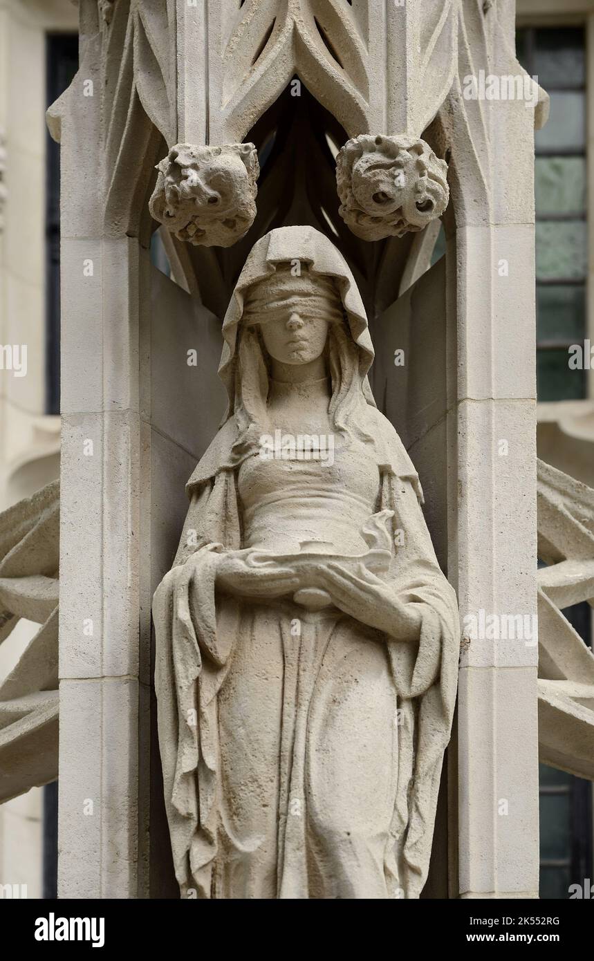 Londres, Angleterre, Royaume-Uni. Middlesex Guildhall, Westminster. Statue de justice aveugle au-dessus de la porte ouest (sur Little Sanctuary - rue) Banque D'Images