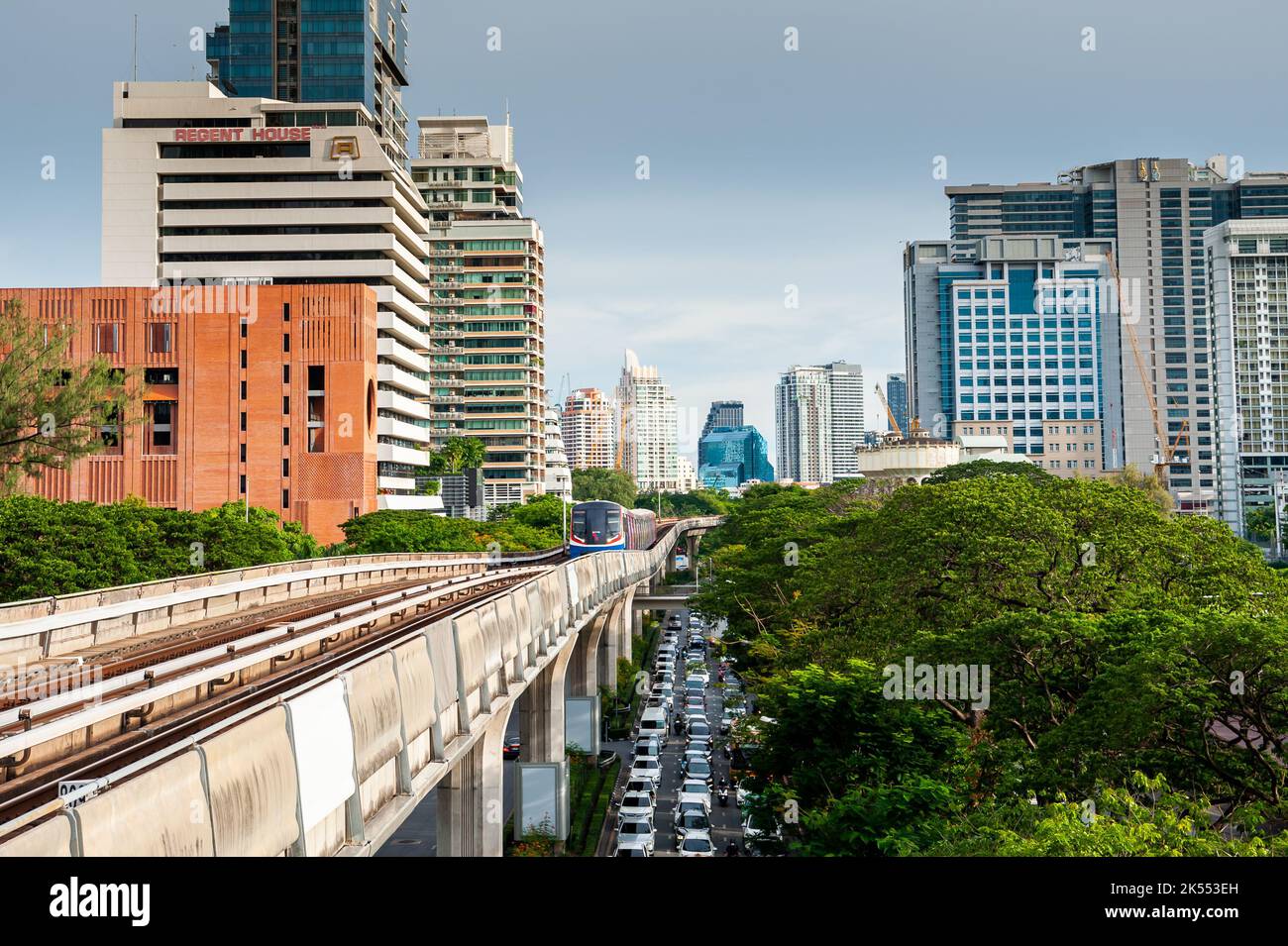 Un train aérien dessert la gare Skytrain Ratchadamri de Bangkok en Thaïlande. Banque D'Images